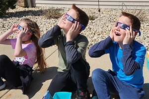 Kids watching the eclipse